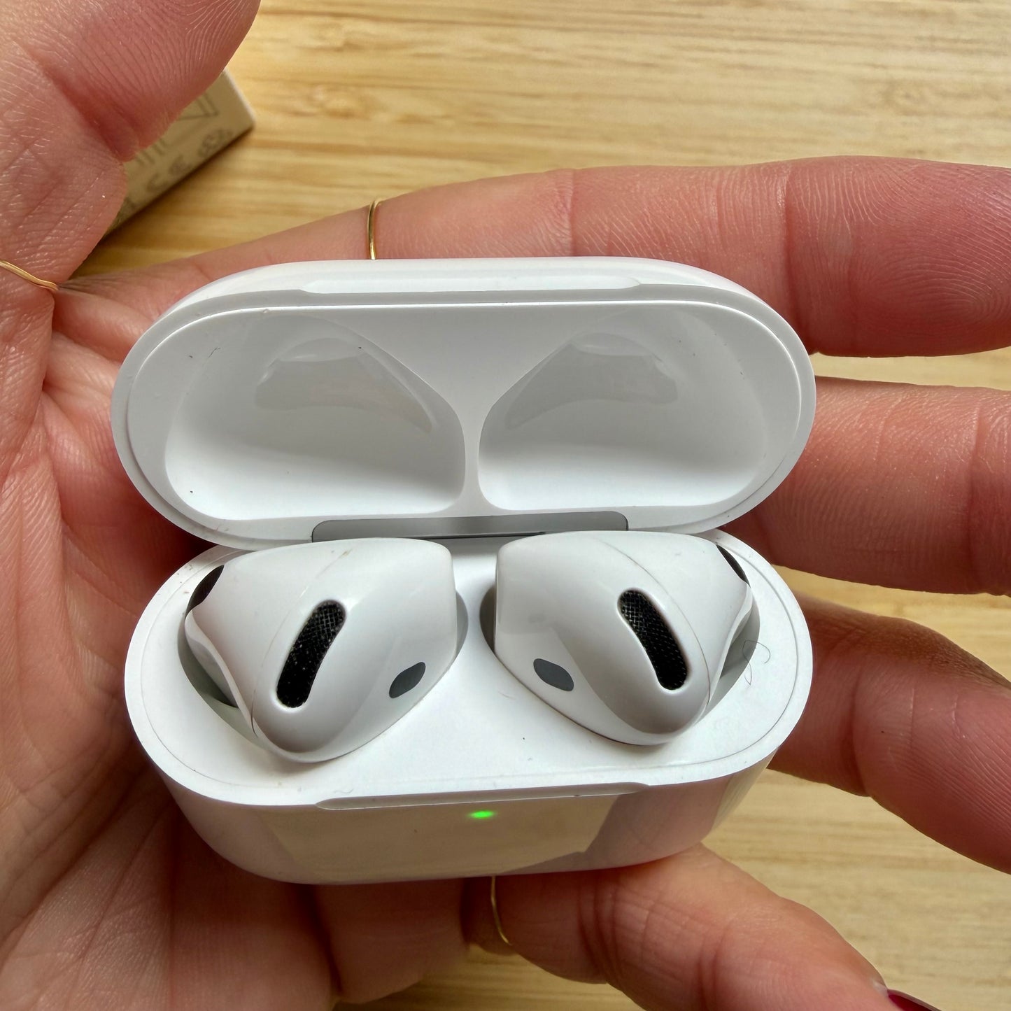 Apple AirPods 4